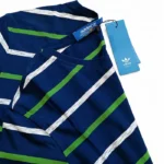 نمای نزدیک از یقه و لوگوی Trefoil تیشرت Adidas Originals